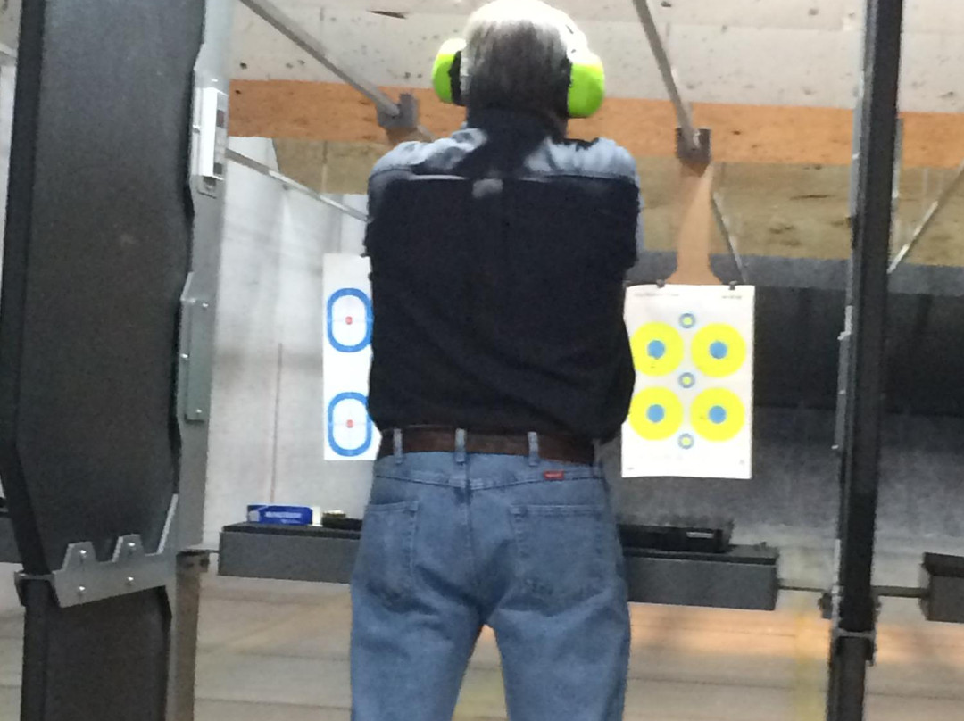 比福德旅游景点-Dead Center Indoor Range