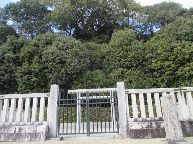 Mausoleum of Emperor Monmu景点图片