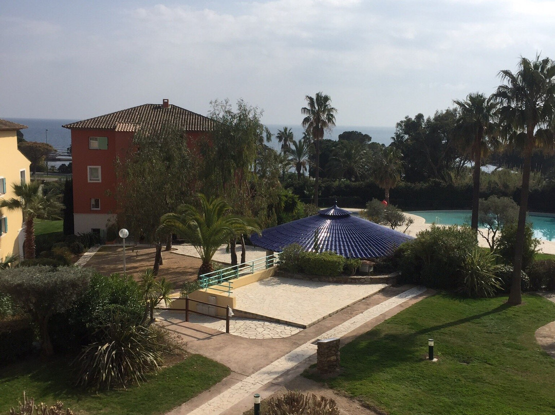 伊撒布海岸皮埃尔假日公寓酒店主图