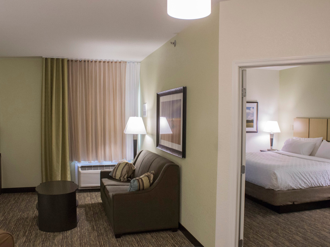 俾斯麦烛木套房酒店主图