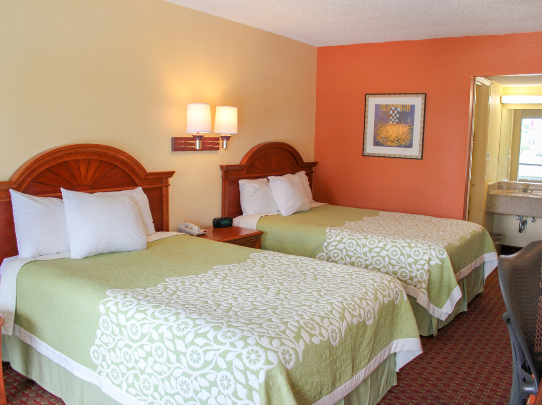 Rose Garden Inn & Suites主图