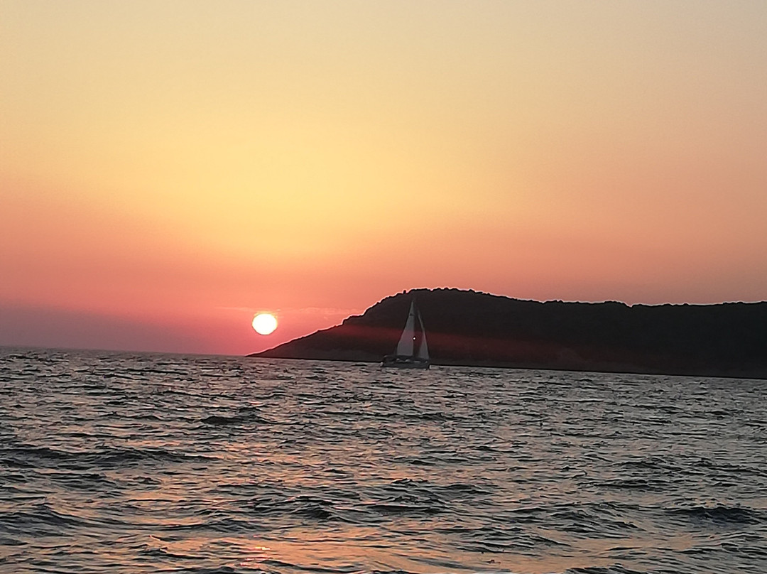 Rent a boat Milna景点图片