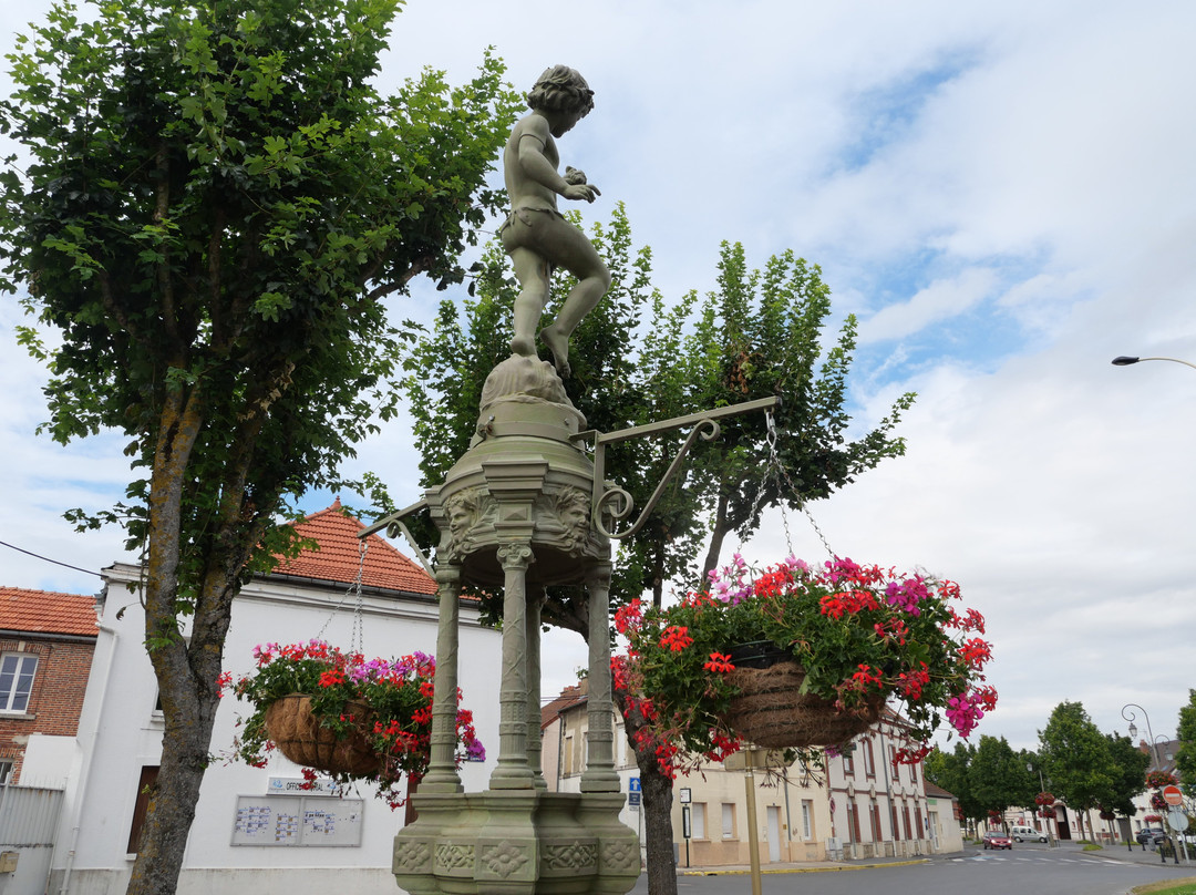 Fontaine a Theogene景点图片