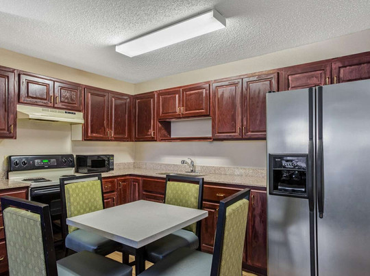 普雷恩菲尔德快捷假日酒店主图