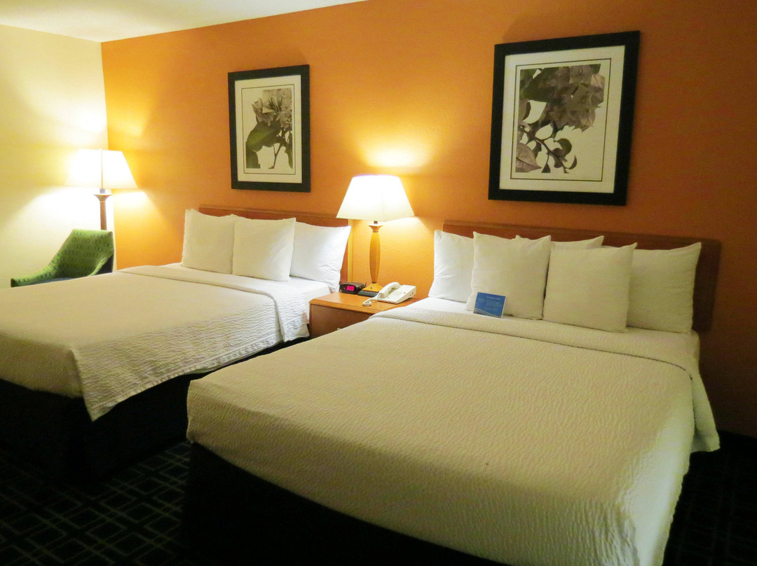 芒特弗农雷德湖费尔菲尔德套房酒店主图