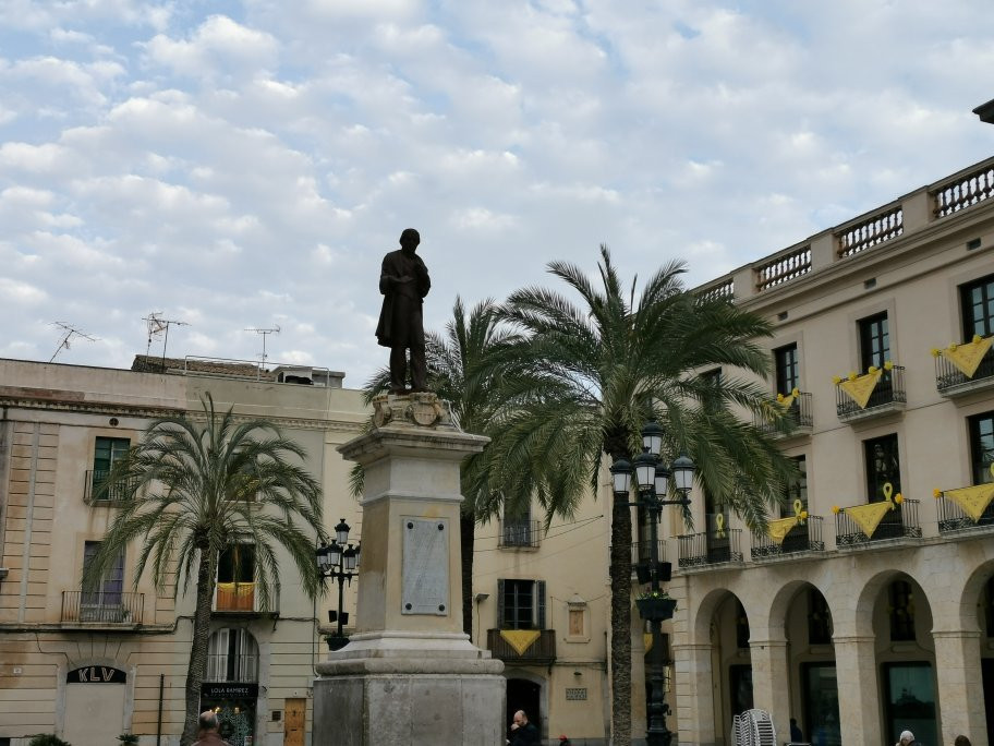 Plaça de la Vila-比利亚努埃瓦－赫尔特鲁必去景点