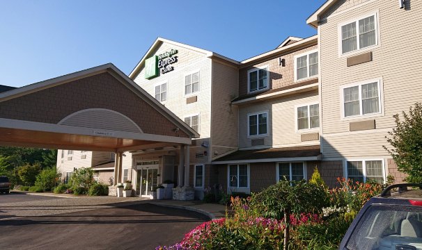 智选假日套房酒店蒂尔顿 - 湖区-浴室