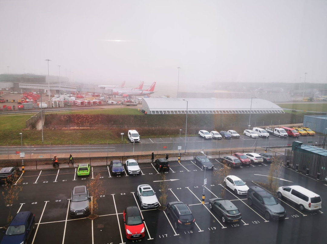 快捷假日伦敦斯坦斯特德酒店主图