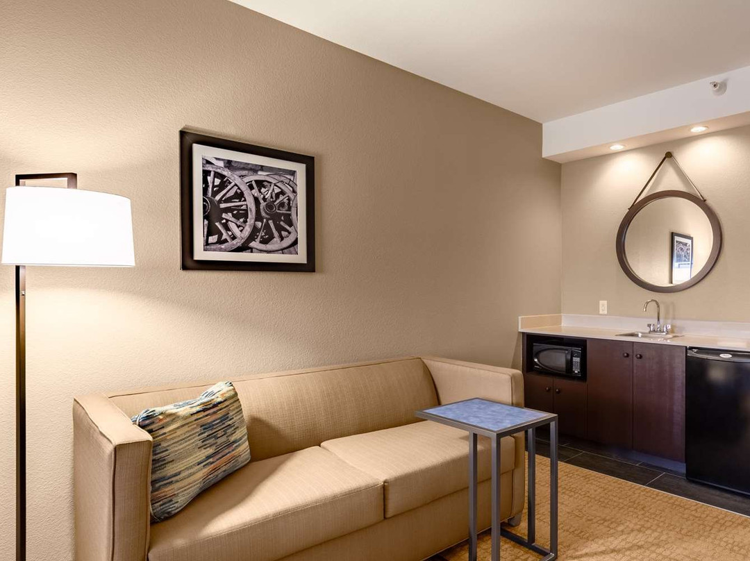 拉勒米希尔顿恒庭酒店主图