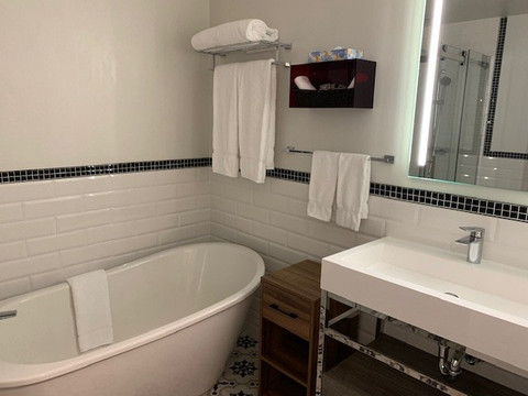 波拿巴特酒店主图