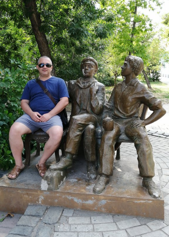 Monument to Ostap Bender and Shura Balaganov-Berdyansk必去景点