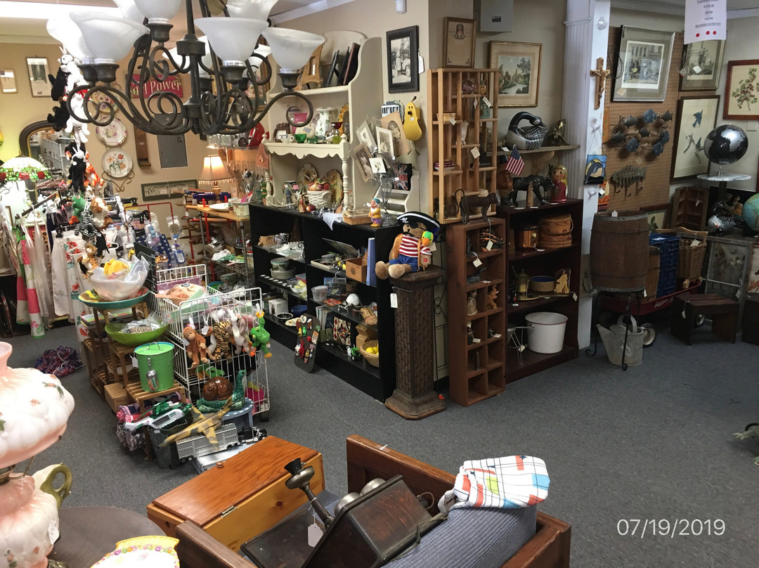 Antiques at Gresham Lake景点图片