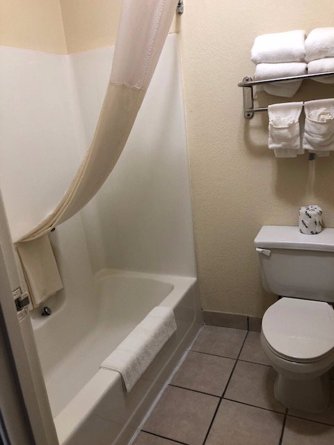 Quality Inn I-70 at Wanamaker-浴室