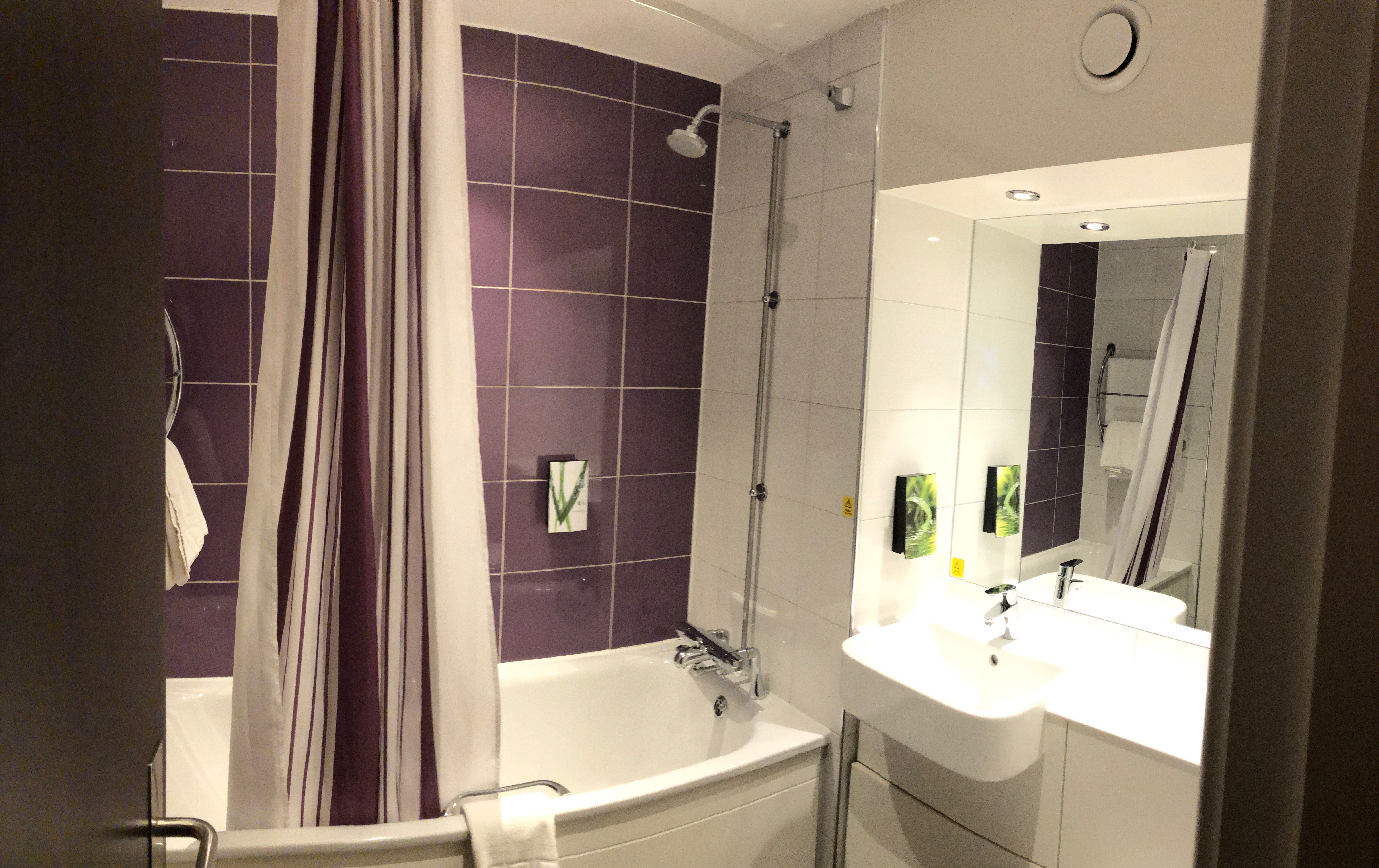 Premier Inn Perth City Centre Hotel-浴室
