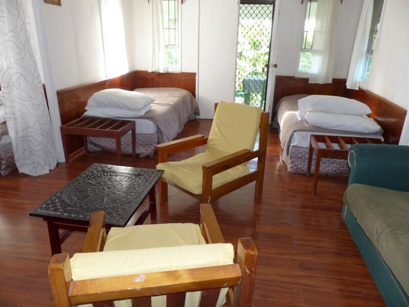 The Friendly Islander- Papiloa's Place.主图