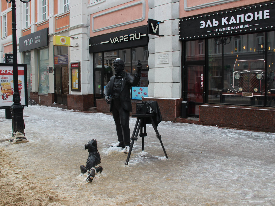 Sculpture Photographer with Dog景点图片