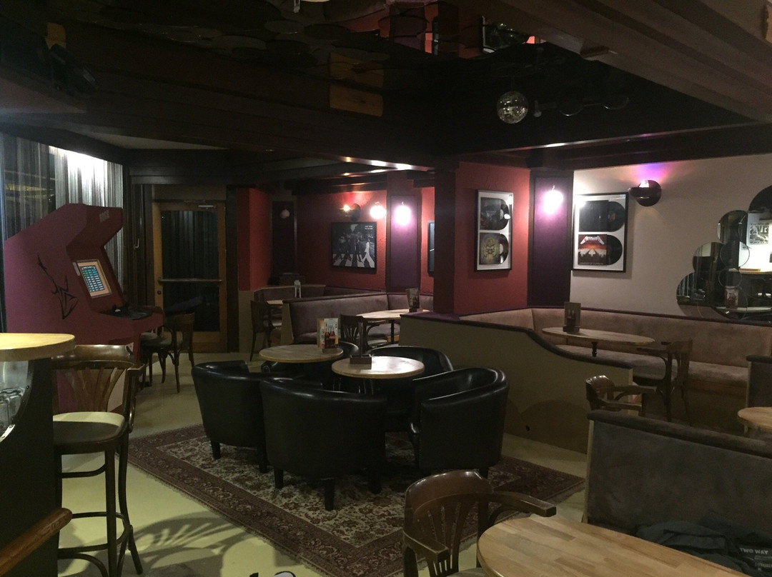 Bohinjska Cesnjica旅游景点-Rock bar Urška