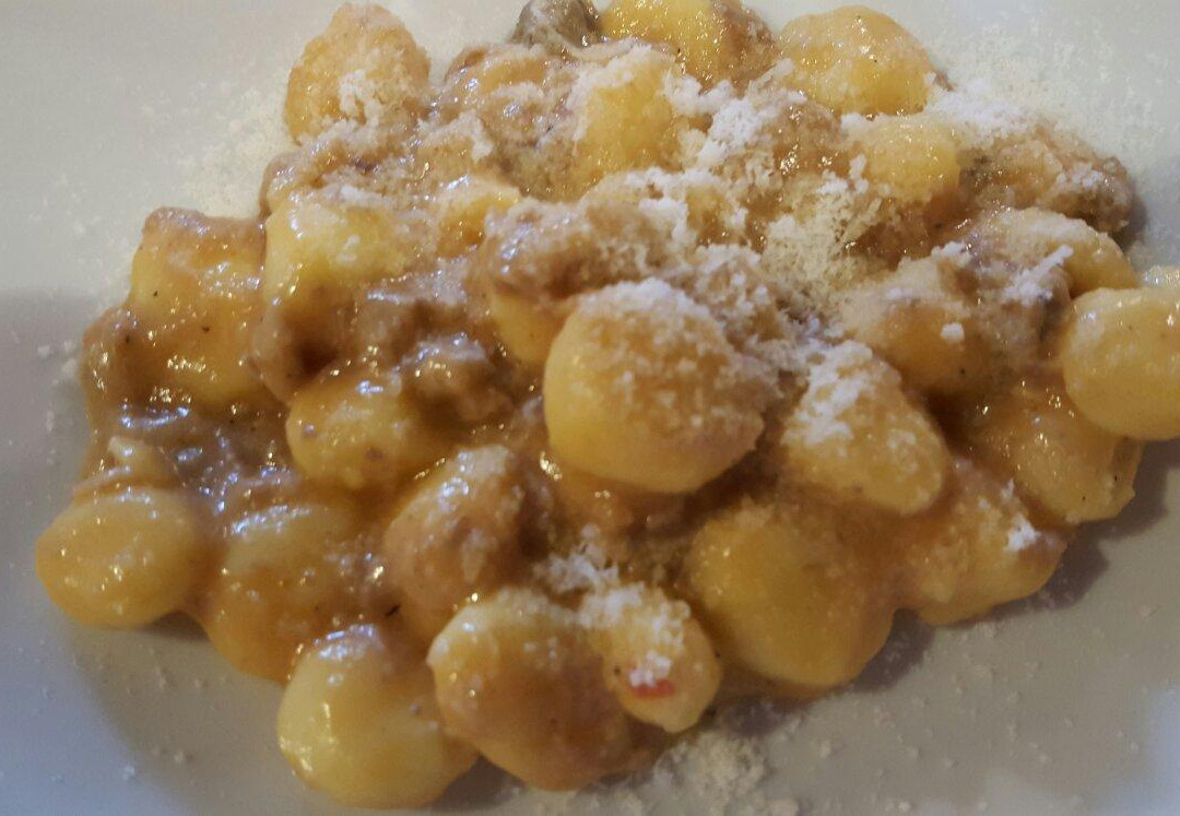 Sant'Anatolia di Narco酒店住宿-Ristorantino Il Sovrano