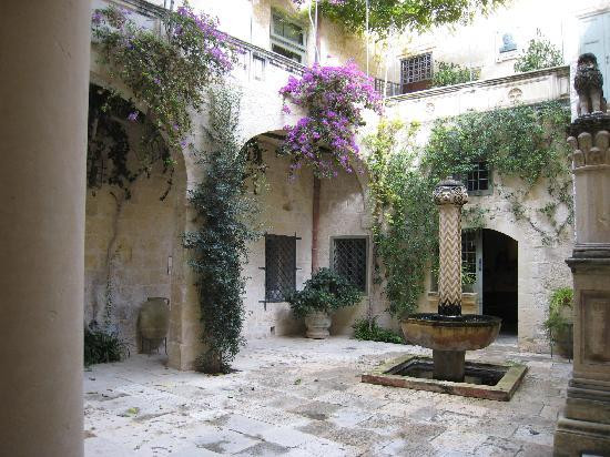 菲尔逊宫历史博物馆-姆迪纳必去景点