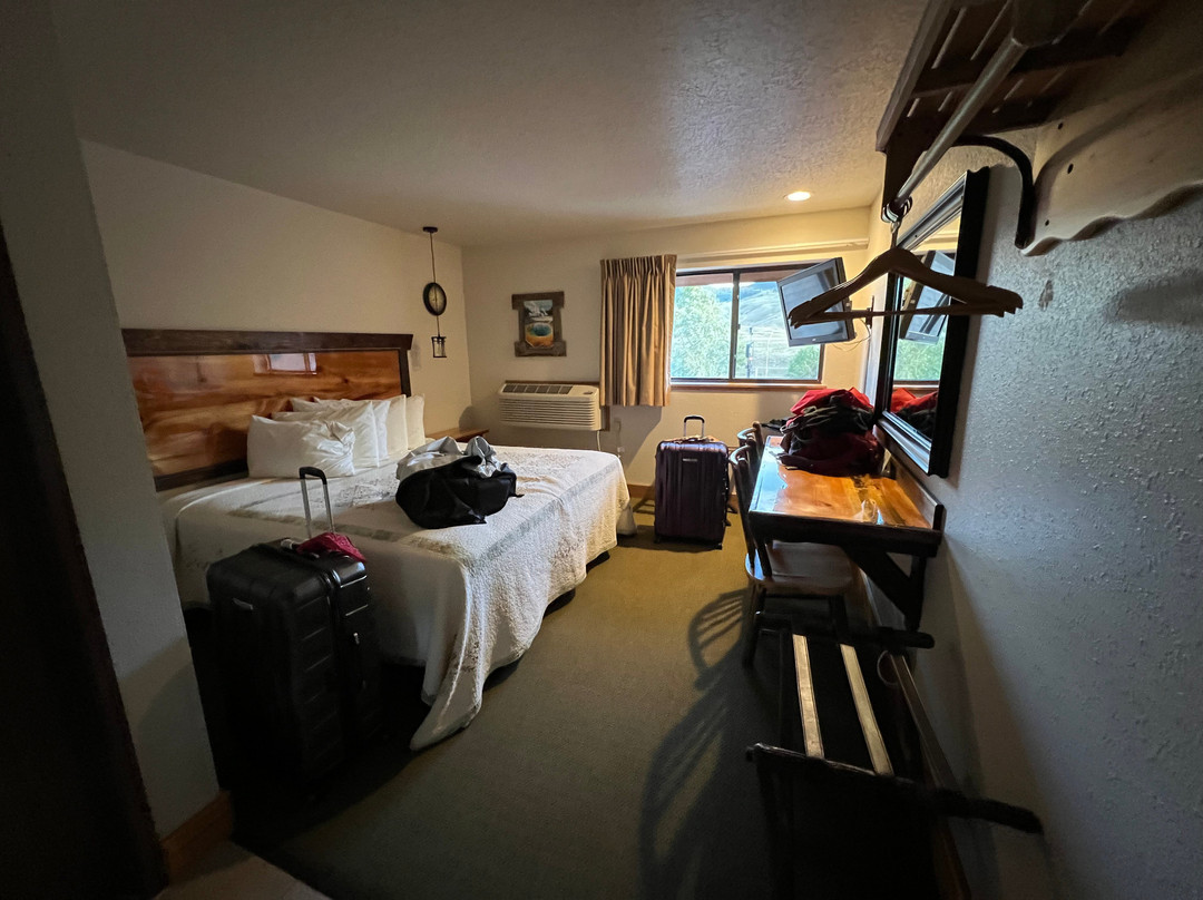 蒙大拿酒店住宿-黄石村酒店