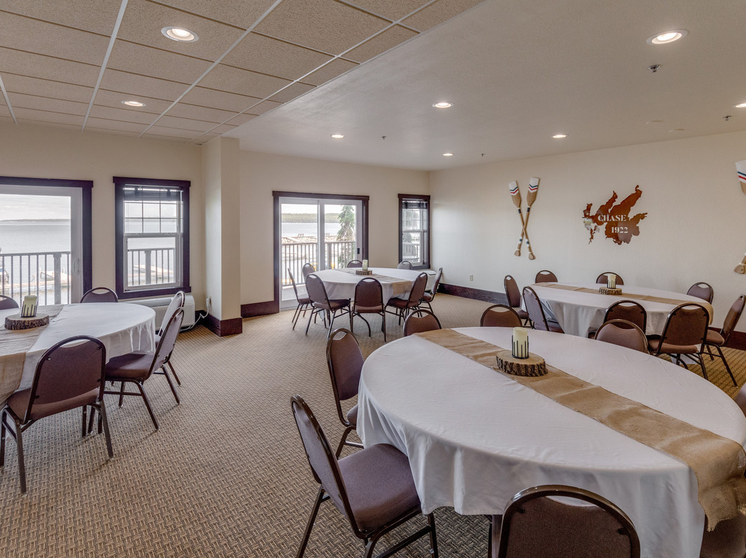 湖畔追逐渡假酒店主图