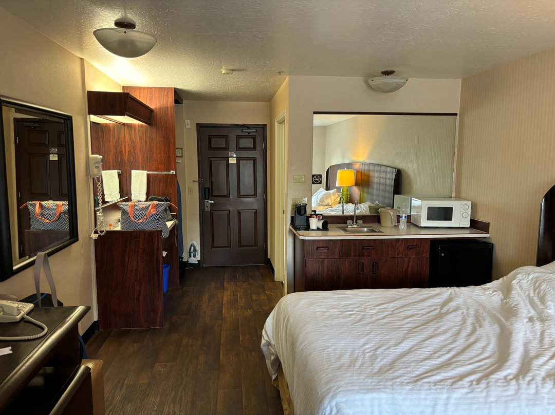 Rogue Regency Inn & Suites主图