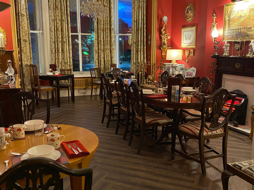 Holywell House主图