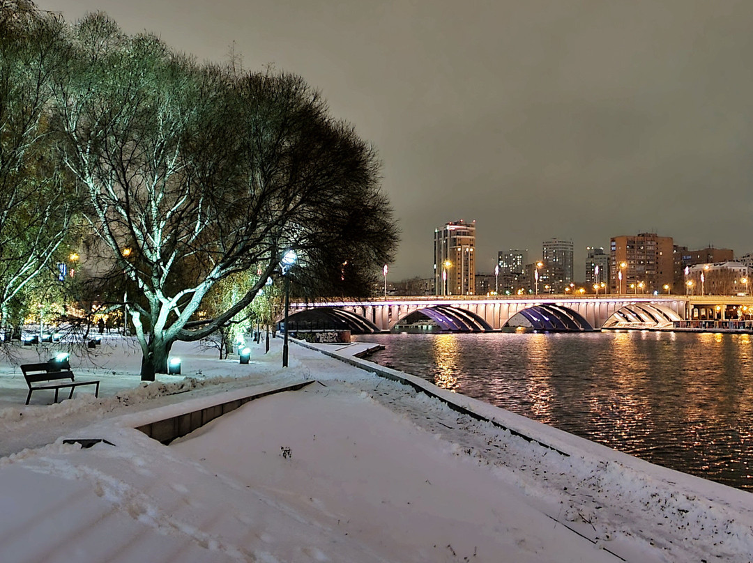 Embankment of Working Youth景点图片