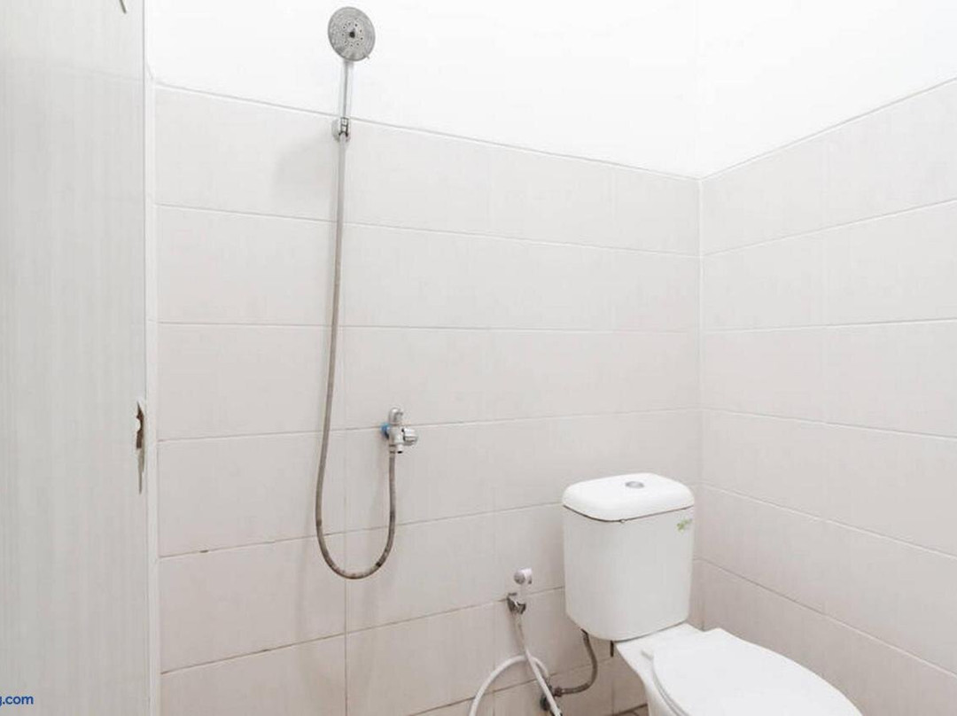 Urbanview Syariah Hotel Tiga ER Near Karawang Central Plaza