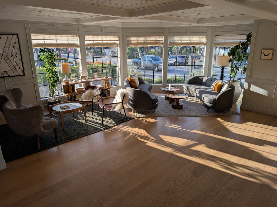 蓝丝拜酒店主图