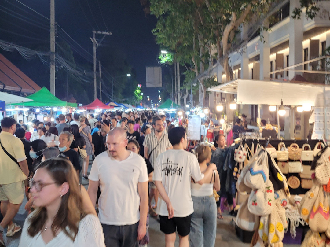 Sunday Night Market-Si Phum必去景点