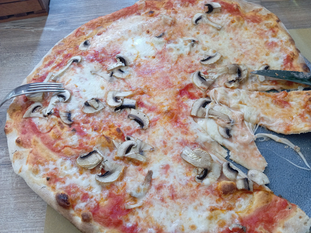 Adoro La Pizzeria con Cucina