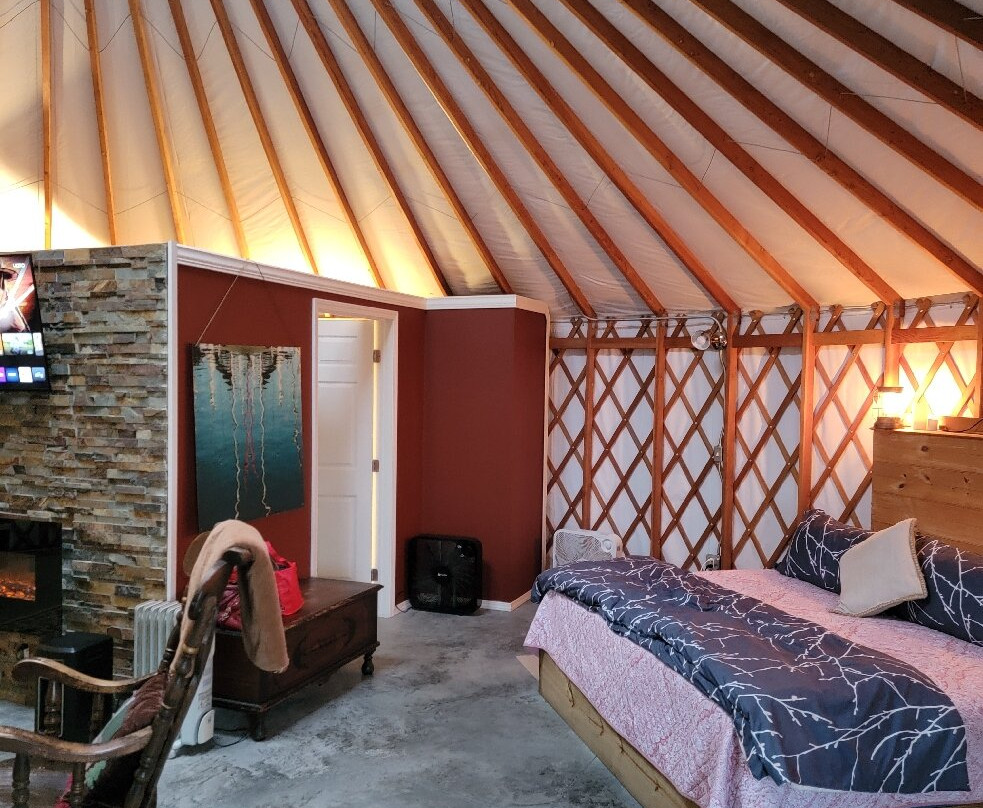 Yale Manor B&B And Yurts主图