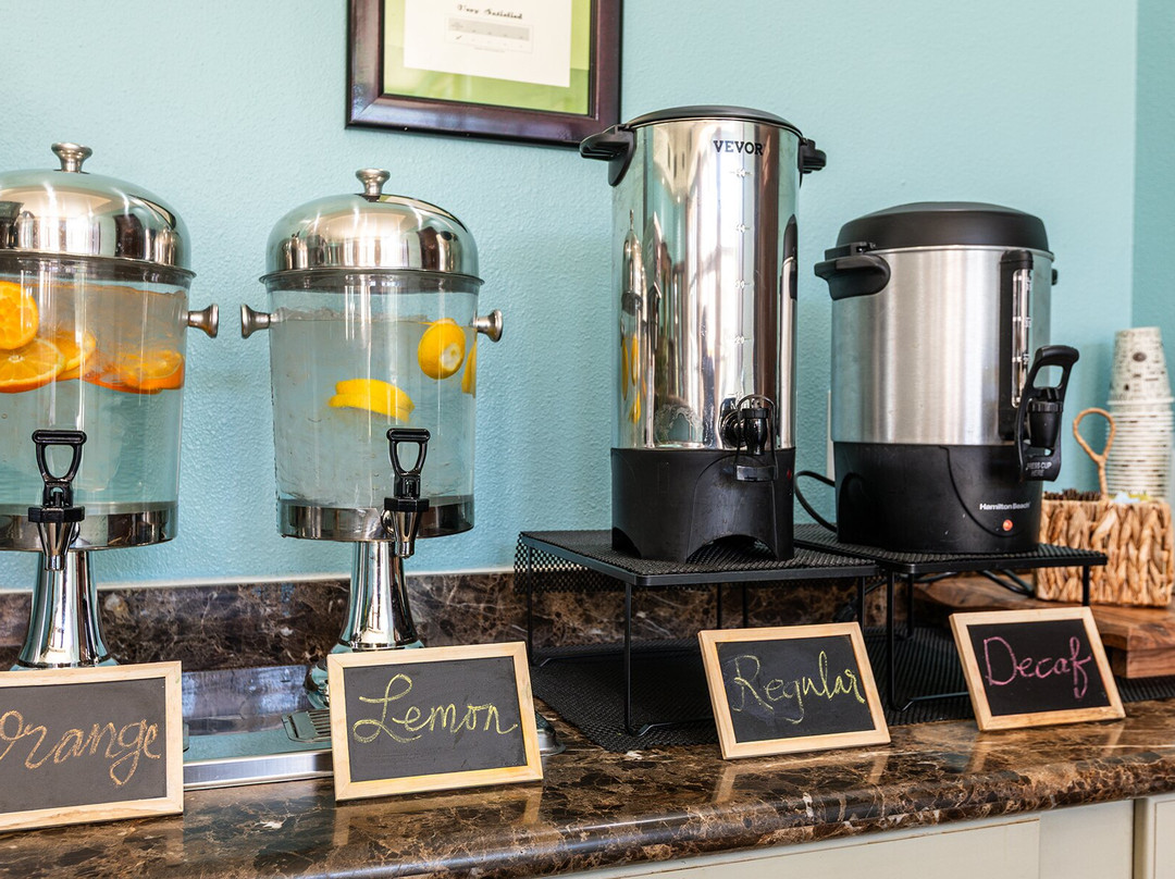 宁静峡谷悬崖酒店主图