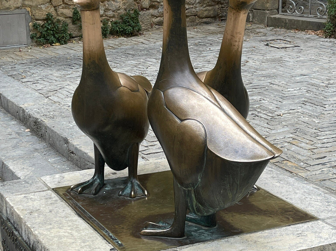 Statues des Trois Oies-萨尔拉必去景点