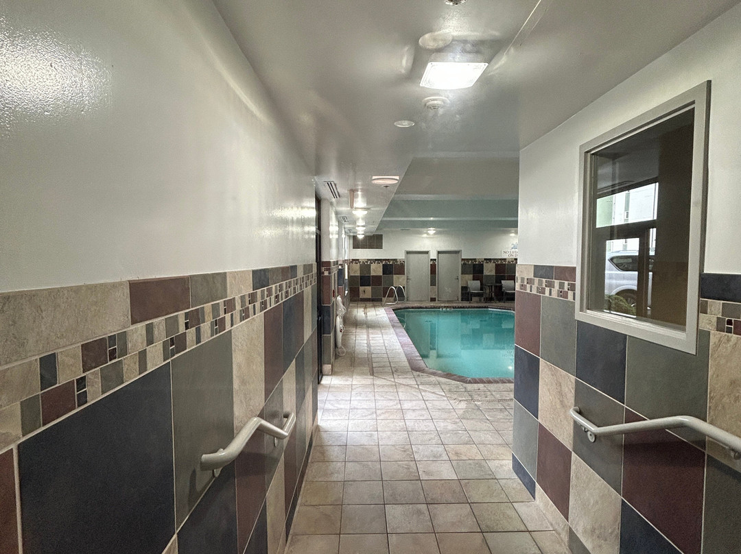 尤金假日智选快捷套房酒店主图