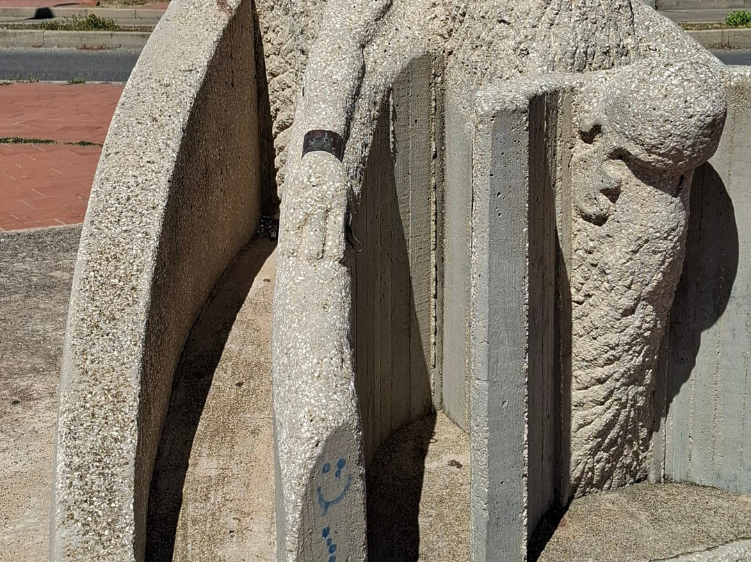 Fishermen Statue-La Caletta必去景点