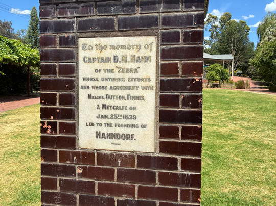 Dirk Hahn Memorial-汉道夫德国村必去景点