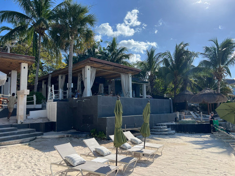 Loretta’s Restaurant & Beach Club