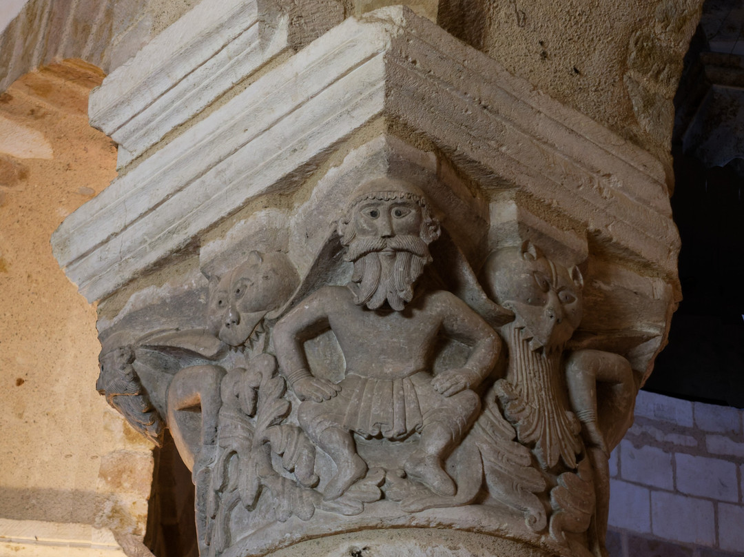 Eglise Saint-Étienne-Neuvy-Saint-Sepulchre必去景点