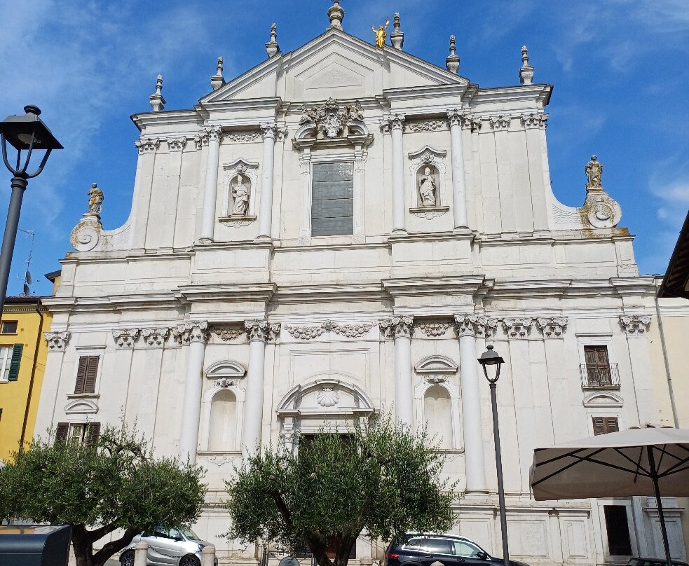 Basilica di San Giovanni-洛纳托德尔加尔达必去景点