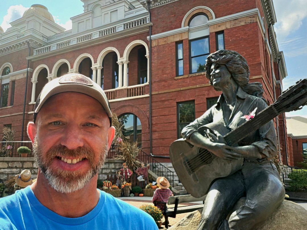 Dolly Parton Statue-塞维尔维尔必去景点