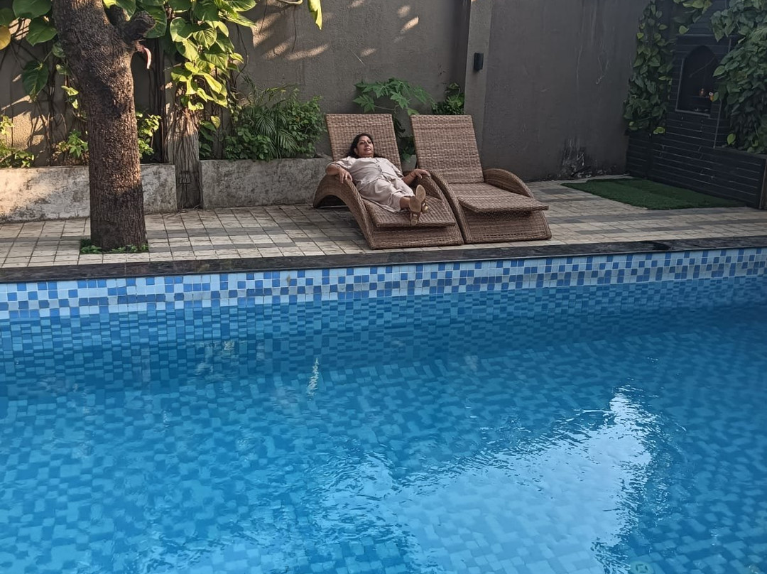 罗纳瓦拉兰花酒店主图