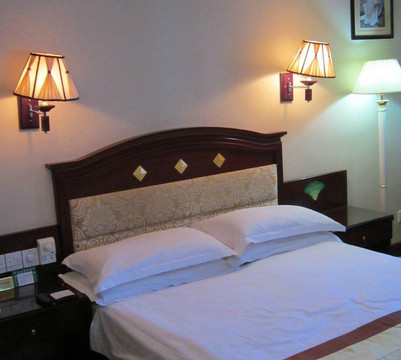 陆良圣邦大酒店主图