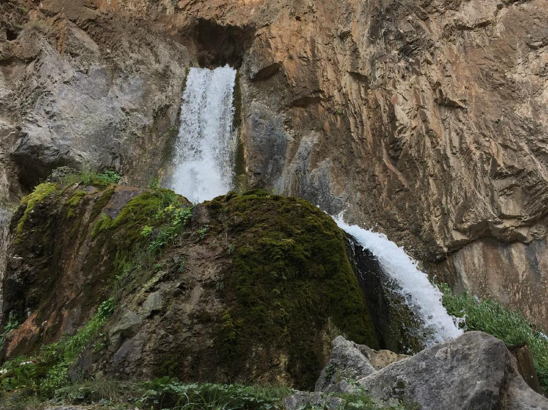 Abshir Ata Falls景点图片