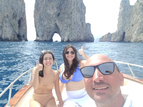 Waves of Capri   Private Boat Tour in Capri-卡碧岛必去景点