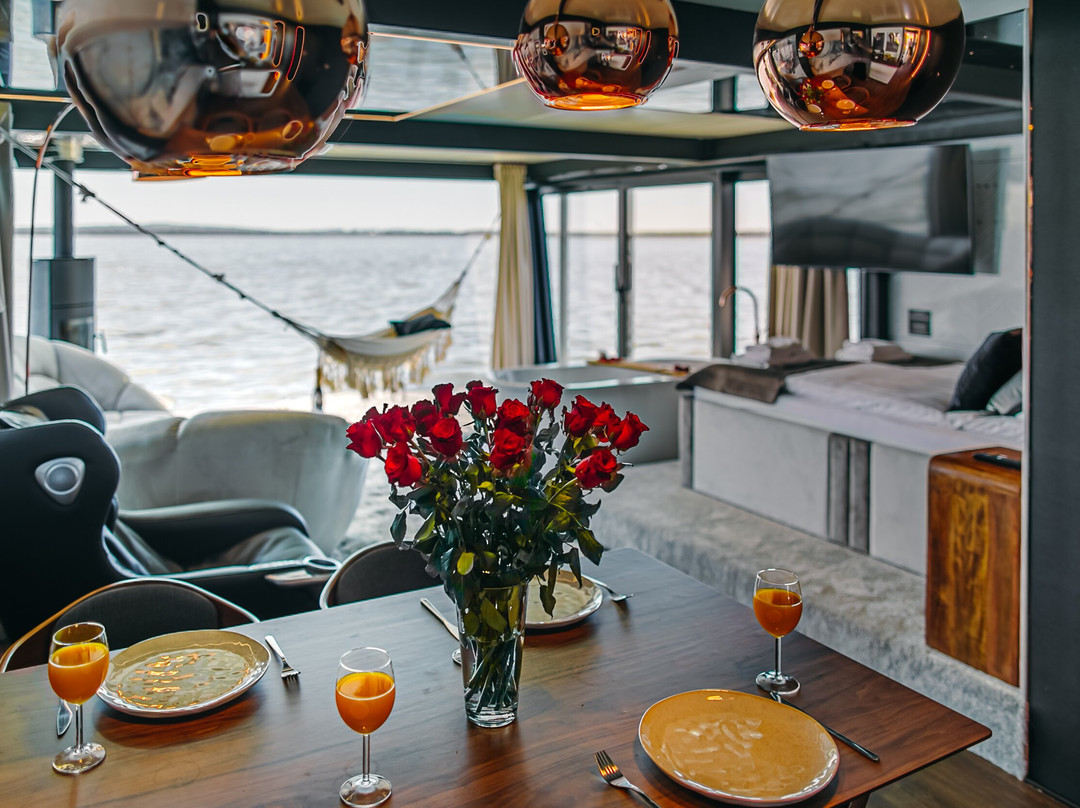Grand HT Houseboats