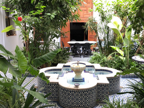 月亮与太阳庭院旅馆主图