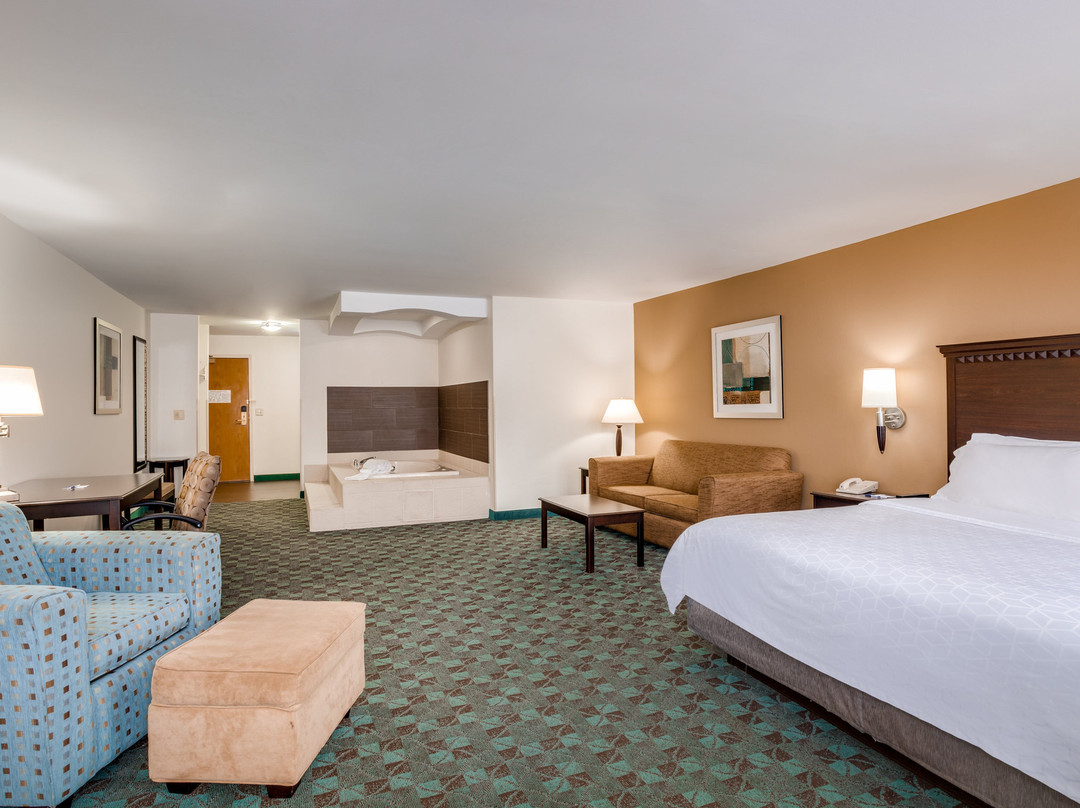 Holiday Inn Express & Suites Canton by IHG主图