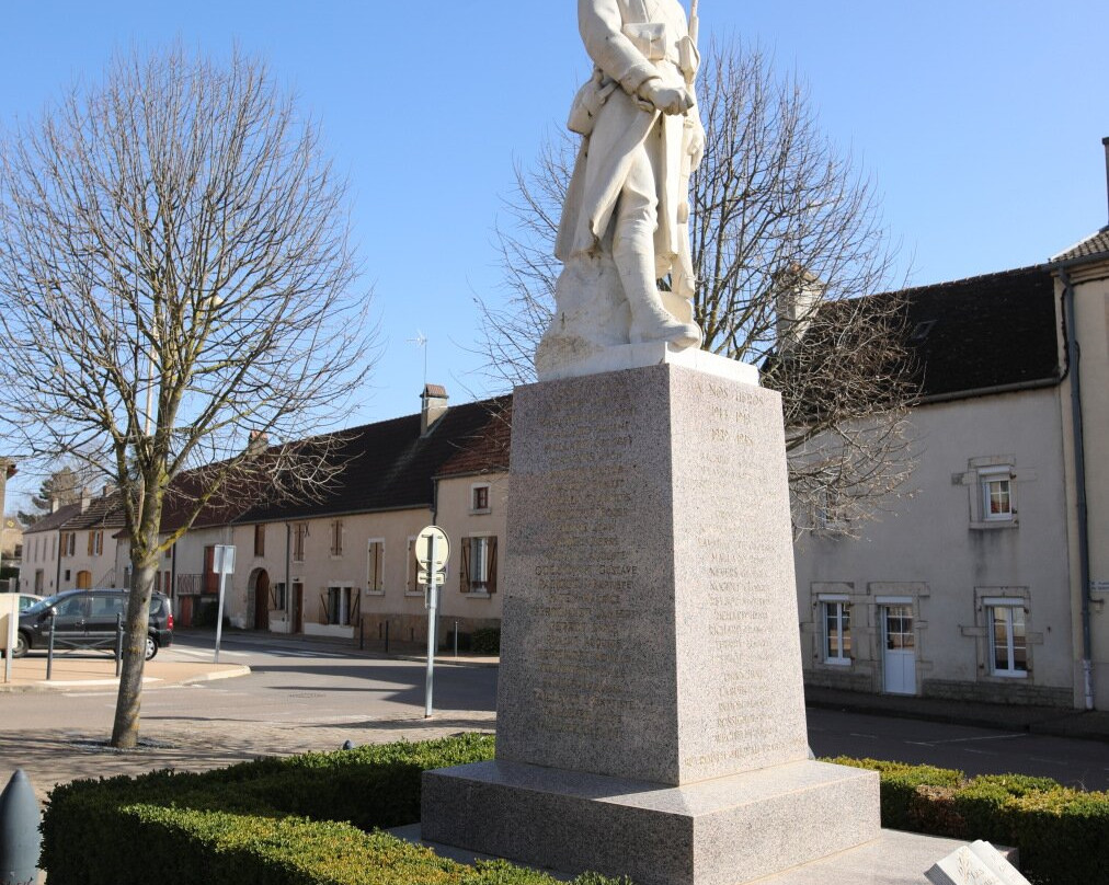 Monument Aux Morts De Ladoix-serrigny景点图片